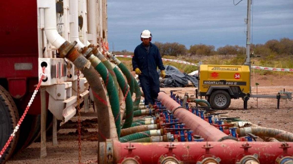 Neuquén prohibirá el uso de mangueras flexibles para el transporte de agua cruda. Fuente: (Twitter)