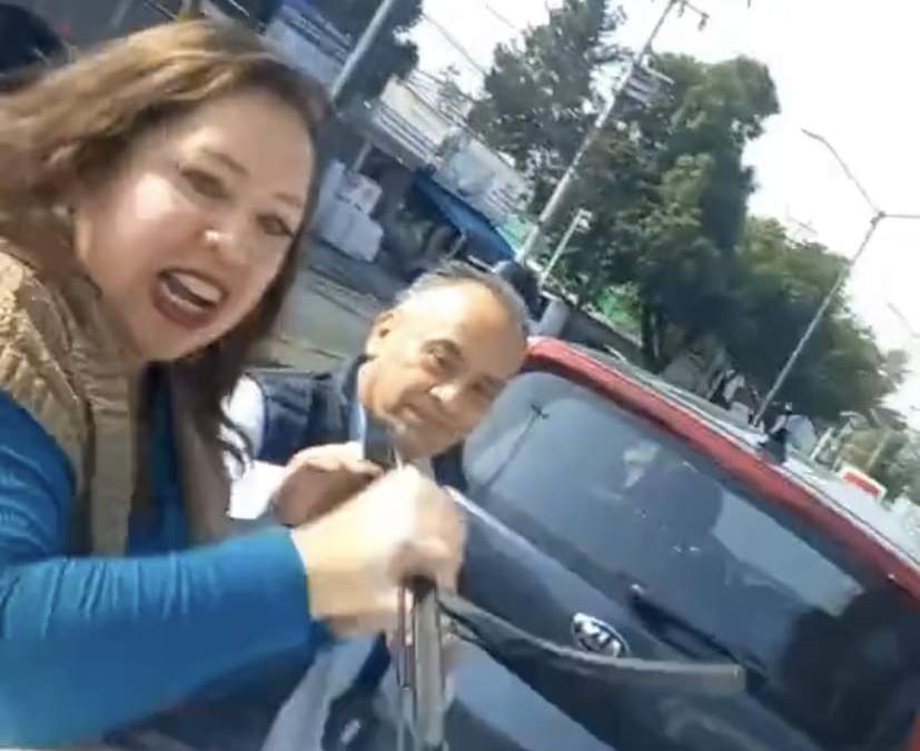 La mujer arrancó el limpiaparabrisas del vehículo y lo siguió atacando