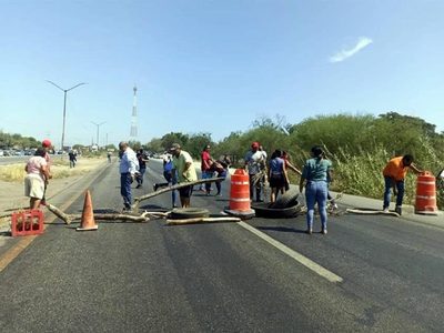 Bloquean la Carretera Nacional en Nuevo León por falta de agua