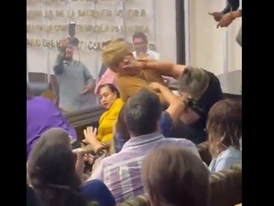 Reporteras se agarran a golpes en plena sesión del Congreso de Sonora (Video)