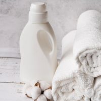 No los tires: transformá los envases vacíos de suavizante en este florero súper chic para tu casa u oficina