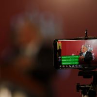 AMLO pide apoyo para que pasajeros de autobús muestren su identificación