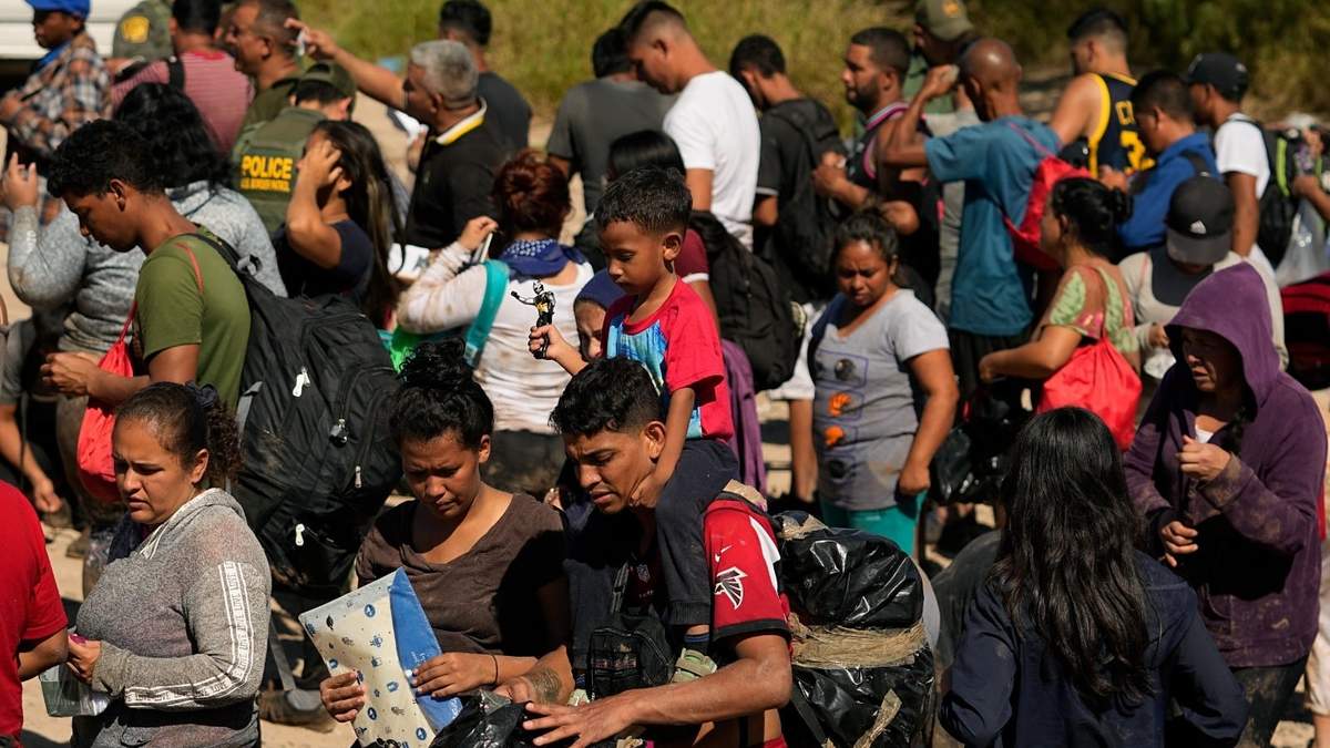 Migrantes aguardan para ser procesados por la Oficina de Aduanas y Protección Fronteriza de Estados Unidos