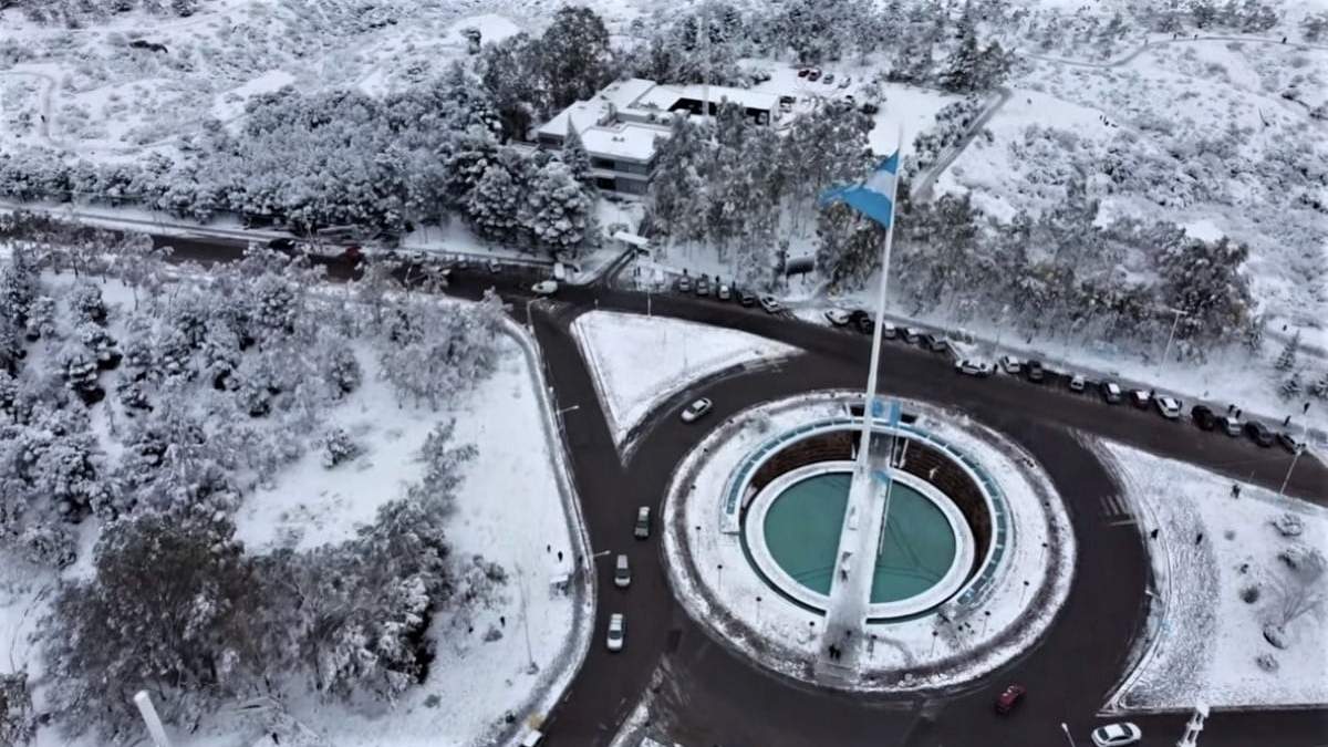 La Plaza de las Banderas generó numerosas postales. Fuente: (Drone Patagonia 4K)