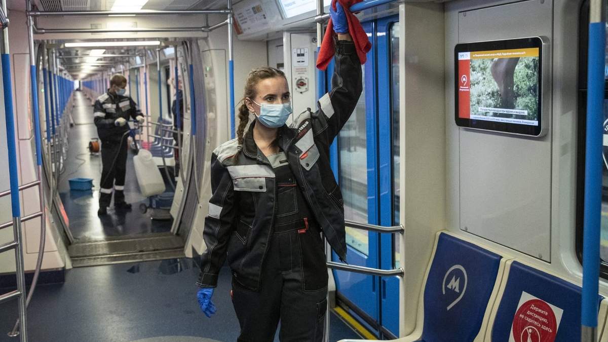 Trabajadores sanitizan el subterráneo en Moscú. Fuente: (Twitter)