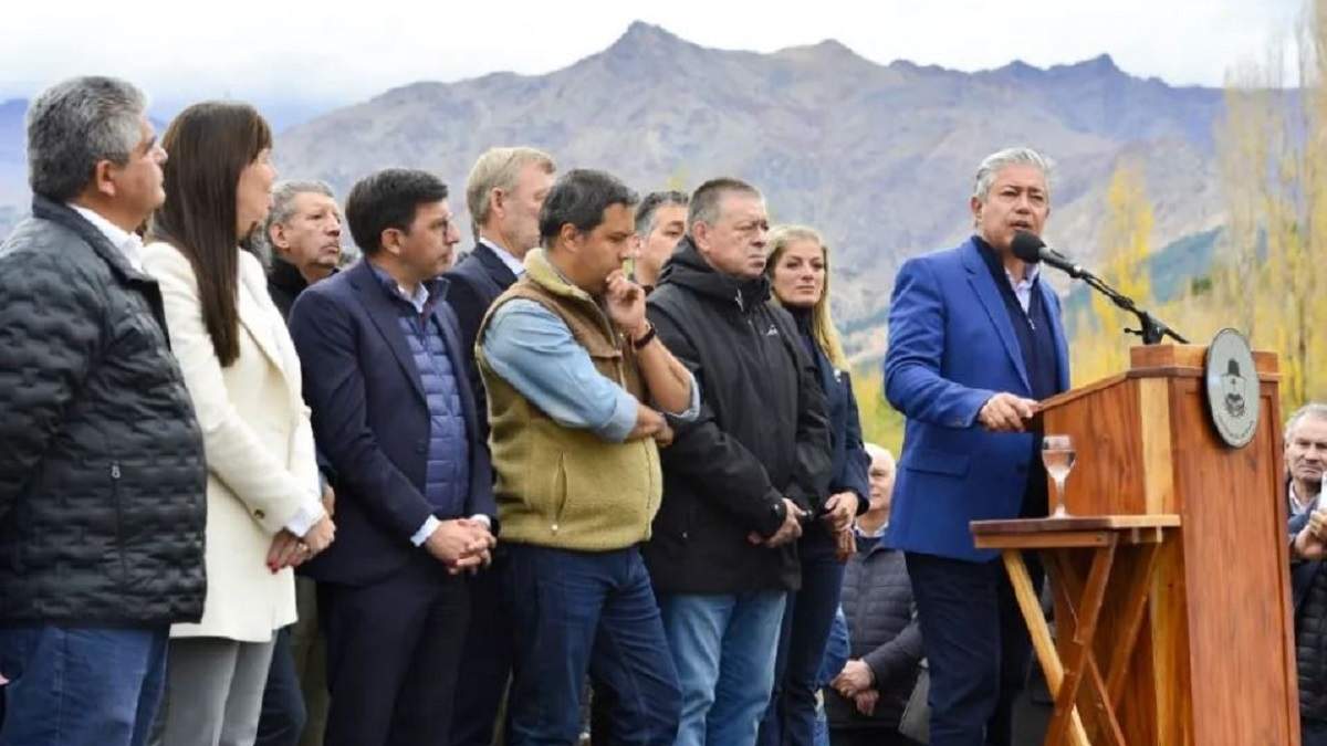 Figueroa anunció que planean llegar con pavimento a Varvarco, Manzano Amargo y Los Miches. Fuente: (Gobierno de Neuquén)