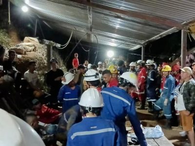Rescatan a 18 mineros atrapados por un derrame