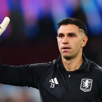 En medio de los rumores de transferencia: la decisión que tomó Aston Villa con Dibu Martínez