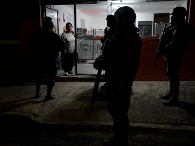 Ecuador aumenta los cortes de energía hasta 14 horas diarias bajo el argumento de una severa sequía