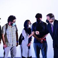 Ebrard recibe a 124 representantes de medios afganos que solicitaron refugio a México