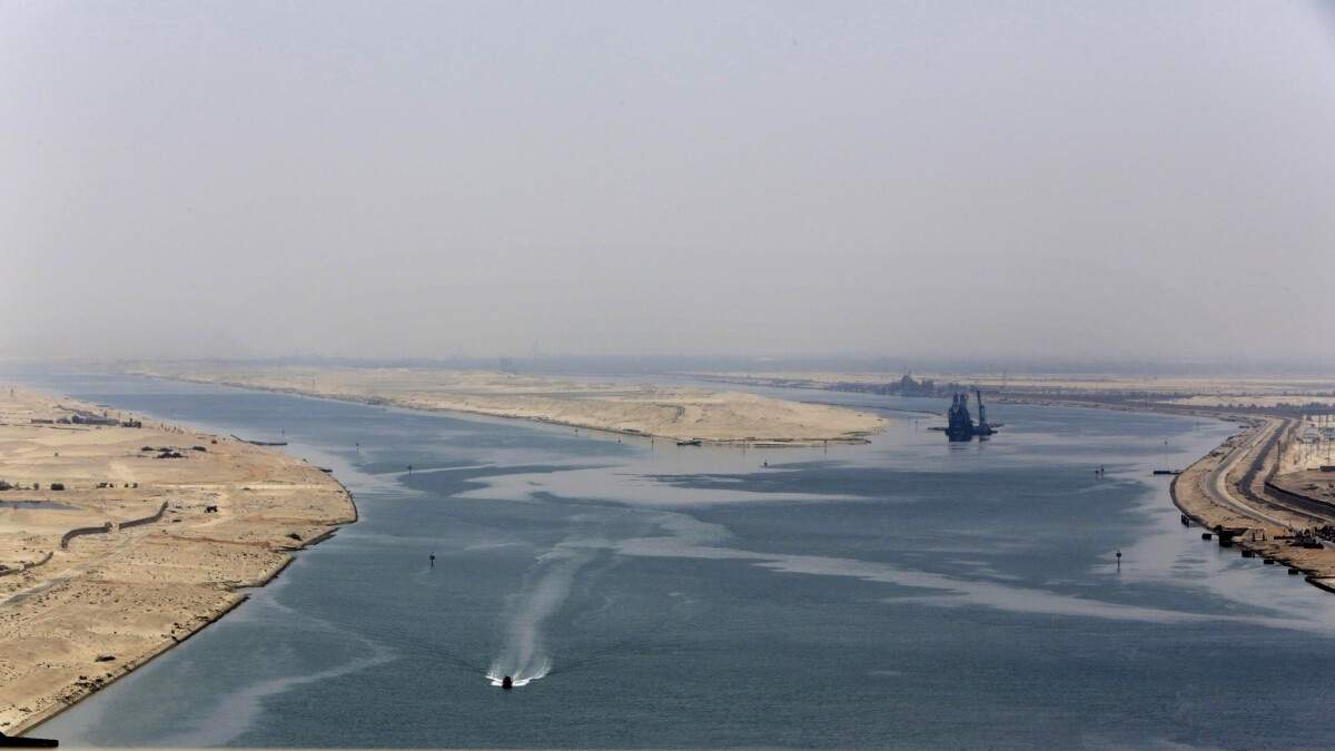 ARCHIVO - Una lancha militar vigila la entrada a una nueva sección del canal de Suez en Ismailia, Egipto, 6 de agosto de 2015. China, primer exportador mundial, expresa profunda preocupación por las tensiones en el mar Rojo que han trastornado el comercio global al obligar a muchos buques a evitar el canal de Suez