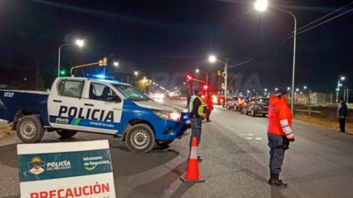 Operativo policial de control de alcoholemia en Plottier. Fuente: (Policía del Neuquén)