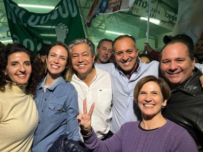 Tras retirarse del congreso peronista Tanya Bertoldi se unió a Rolando Figueroa