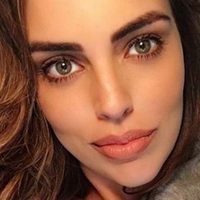 ¡Se escapa todo! Sara Corrales es traicionada por su mini bikini al realizar jugados movimientos