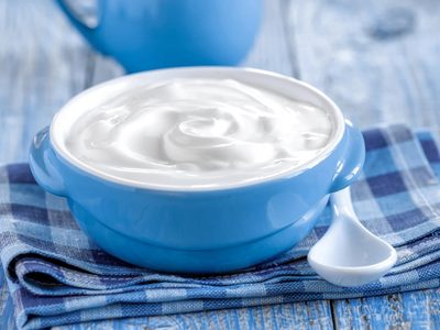 Ahorrá unos buenos pesos: la receta de yogur griego con solo 2 ingredientes que podés hacer en casa