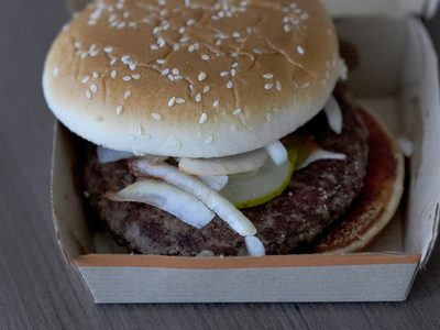 Joven desarrolla insuficiencia renal tras comer hamburguesa de McDonald's