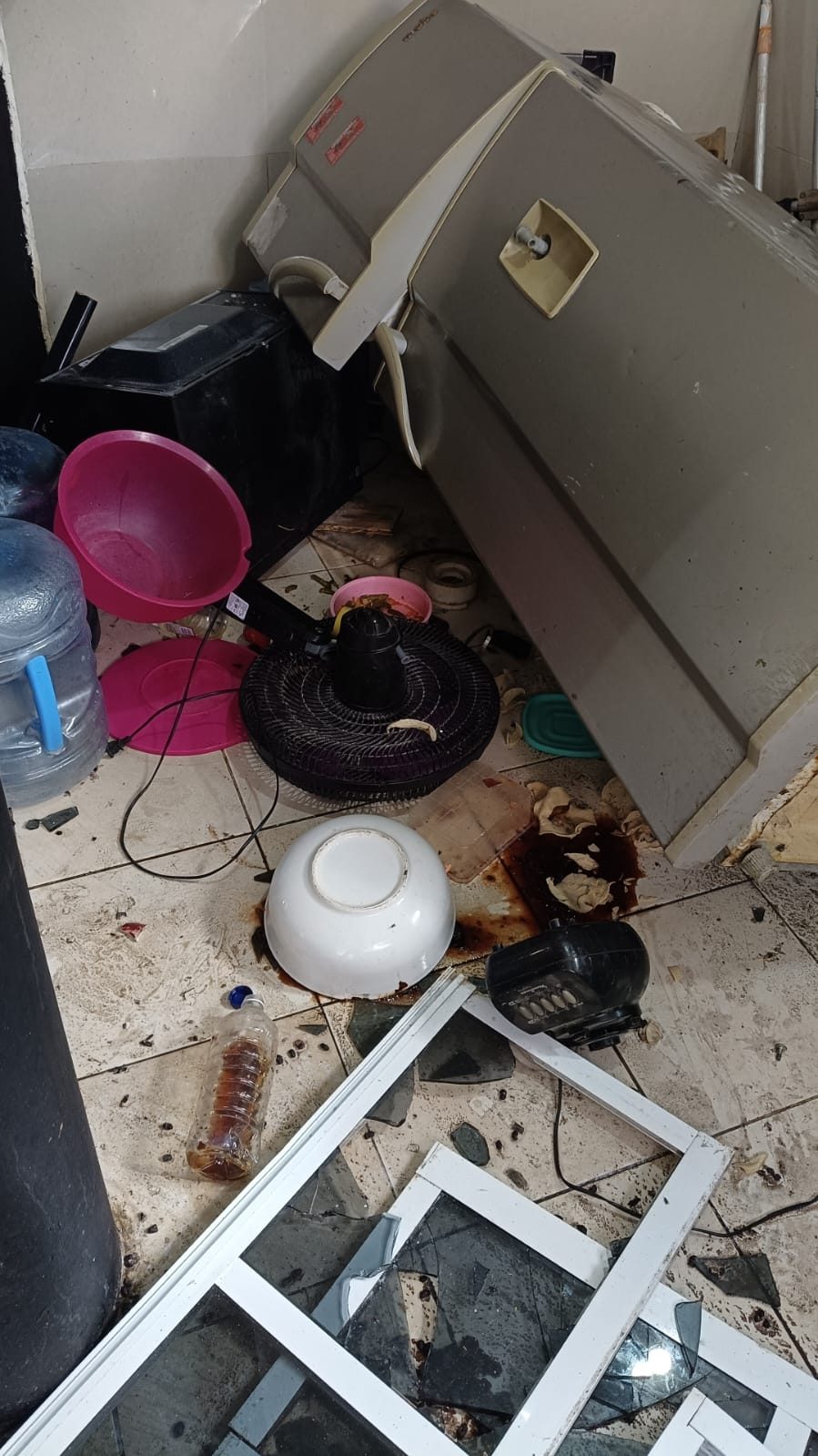 Los destrozos causados por la policía tras allanar la propiedad de una familia