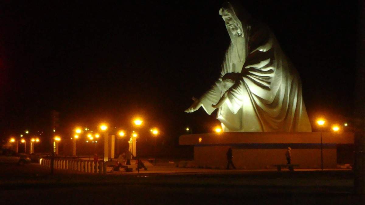 Cristo de Cutral Co, iluminado de noche. Fuente: (Instagram)