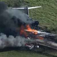 Se desploma en Houston un avión con 21 pasajeros; todos sobreviven (Video)