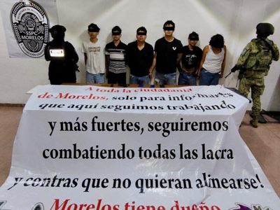 Detienen a 6 presuntos integrantes de La Familia Michoacana cuando colocaban narcomanta en Morelos