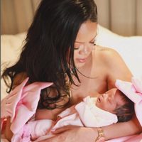 Rihanna presentó a su hija y reveló su nombre: Rocki