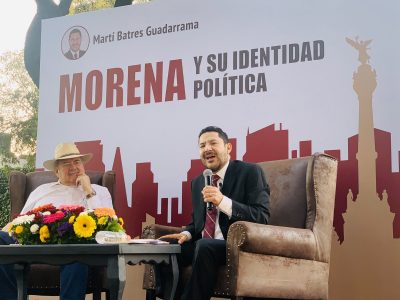 Martí Batres presume "lleno total" en presentación de su libro "Morena y su identidad política"