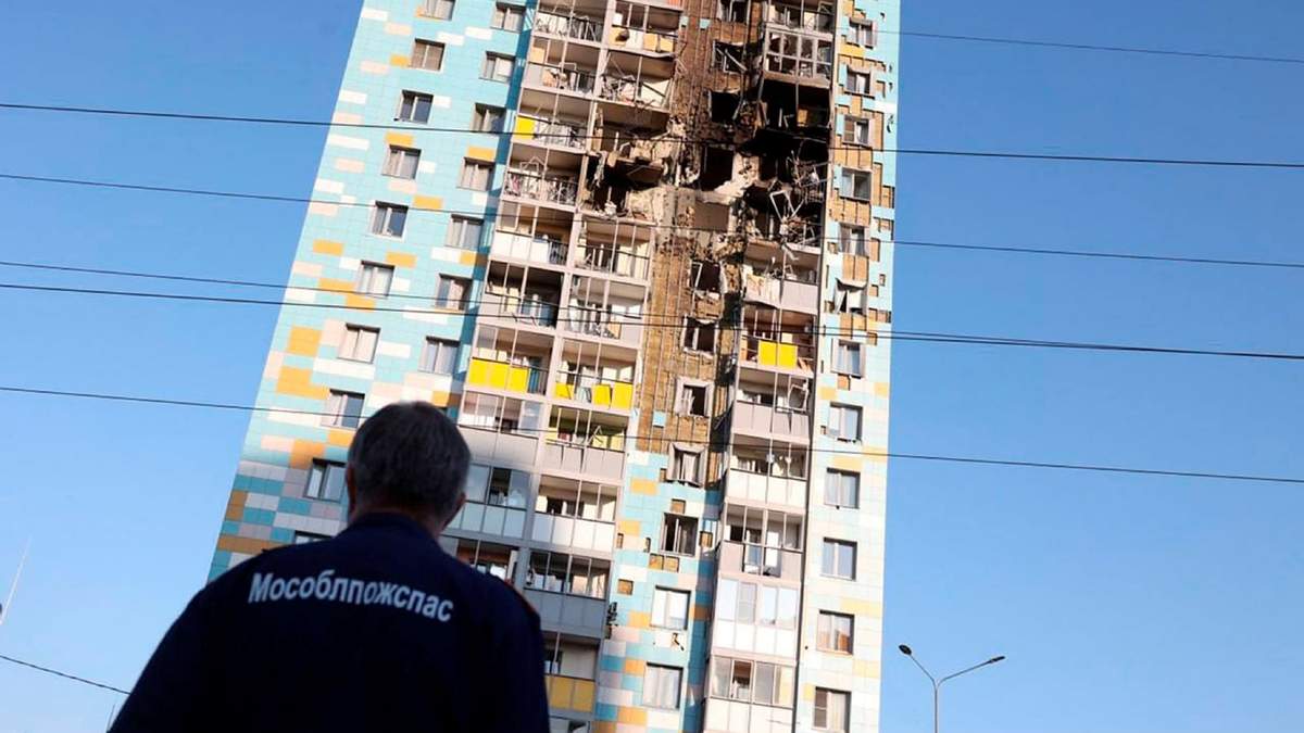 Daños ocasionados en un edificio residencial de Ramenskoye por el ataque de drones