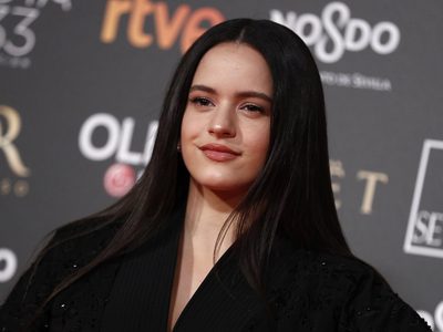 ¿Acaso no la quieren? Una fan lastimó muy feo a Rosalía ¡Mira como la dejó!