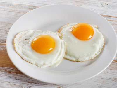 Si te gustan los huevos fritos, tenés que mirar este trucazo para prepararlos más sanos y sin aceite