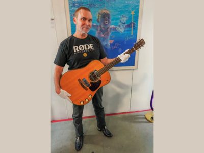 Peter Freedman compra en 6 mdd guitarra de Kurt Cobain para apoyar a las artes frente a la pandemia