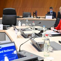 Comisión Europea amenaza a Londres con bloquear el envío de vacunas