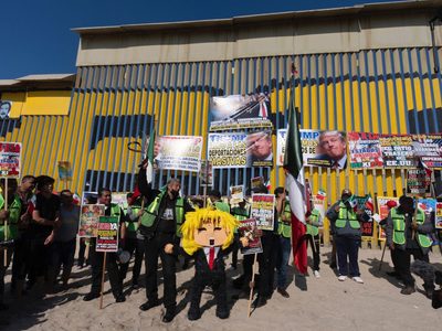 Golpean piñata de Donald Trump durante protesta de migrantes en Tijuana (Video)