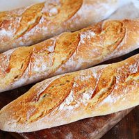Pan baguette versión rústico: extra crocante y queda tan rico como los que venden en la panadería