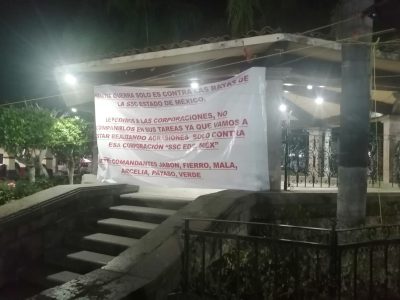 Aparecen mantas en Tejupilco contra autoridades de seguridad del Edomex