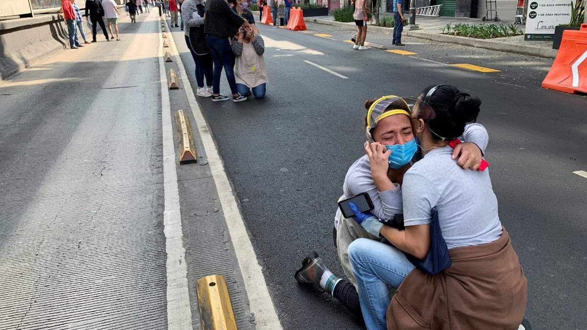 Gente se abraza después del temblor. Fuente: (Twitter)