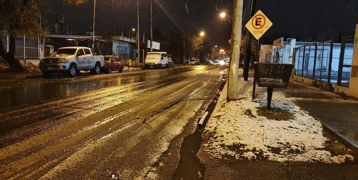 30 personas soportaron la fría noche de nieve en la calle. Fuente: (Javier Manzano)