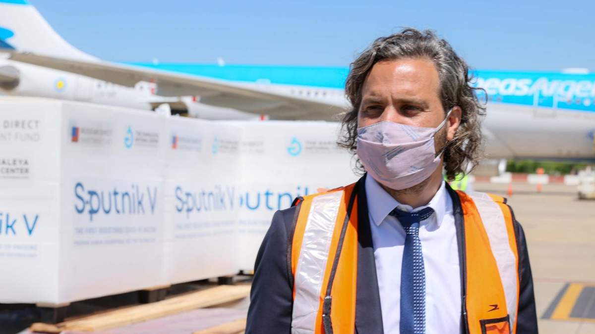 Santiago Cafiero junto a las dosis de la vacuna rusa, Sputnik V. Fuente: (Twitter)