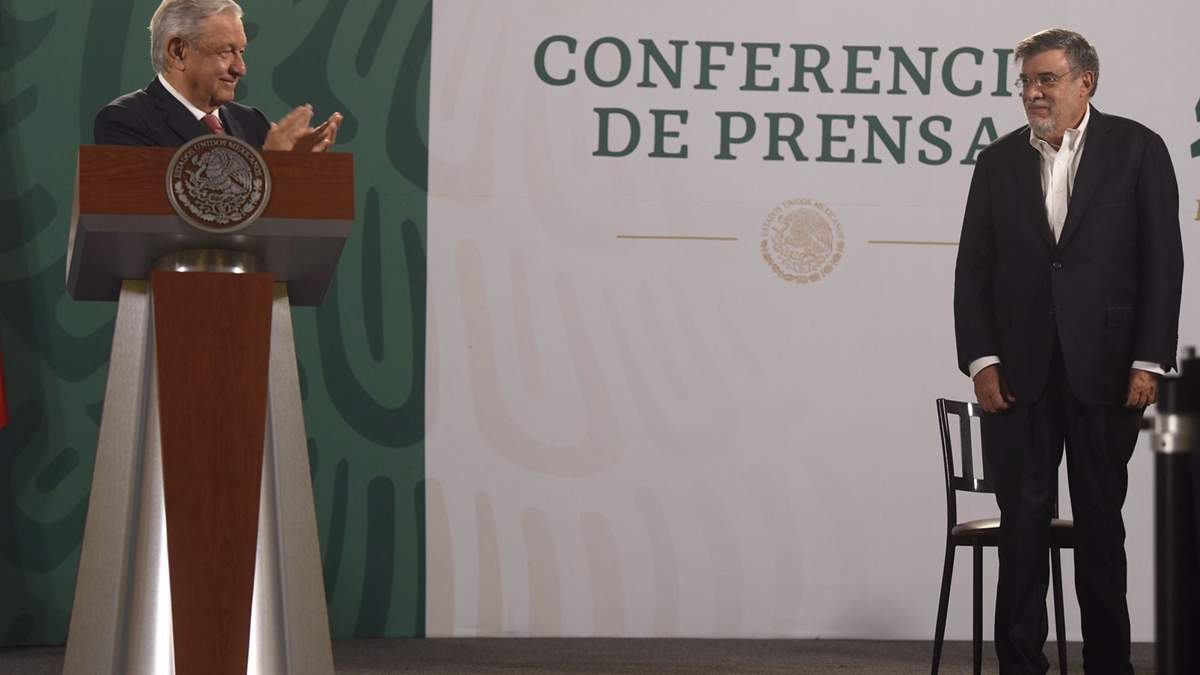 "Julio es como mi hermano", dijo AMLO al formalizar la salida de Scherer Ibarra de la Consejería Jurídica