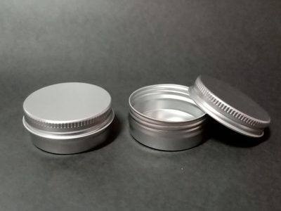 Guardá los envases de cremas vacíos y creá este genial proyecto para poner en tu mesa de luz