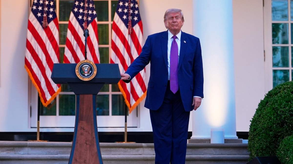 El presidente Donald Trump se retira tras pronunciar un discurso en una cena para miembros de su administración y líderes de organizaciones policiales, durante la Semana Nacional de la Policía, en el Jardín de las Rosas de la Casa Blanca