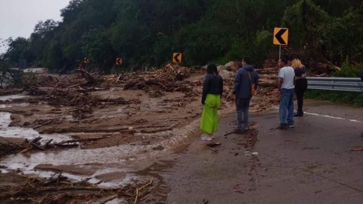 La Autopista del Sol la mañana de este miércoles tras el paso del huracán Otis