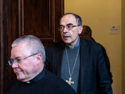 El Papa rechaza renuncia de arzobispo de Lyon condenado por encubrir a cura pederasta