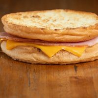 Fácil, rápido y económico: el secreto para preparar los tostados mucho más ricos de los que venden en McDonald's