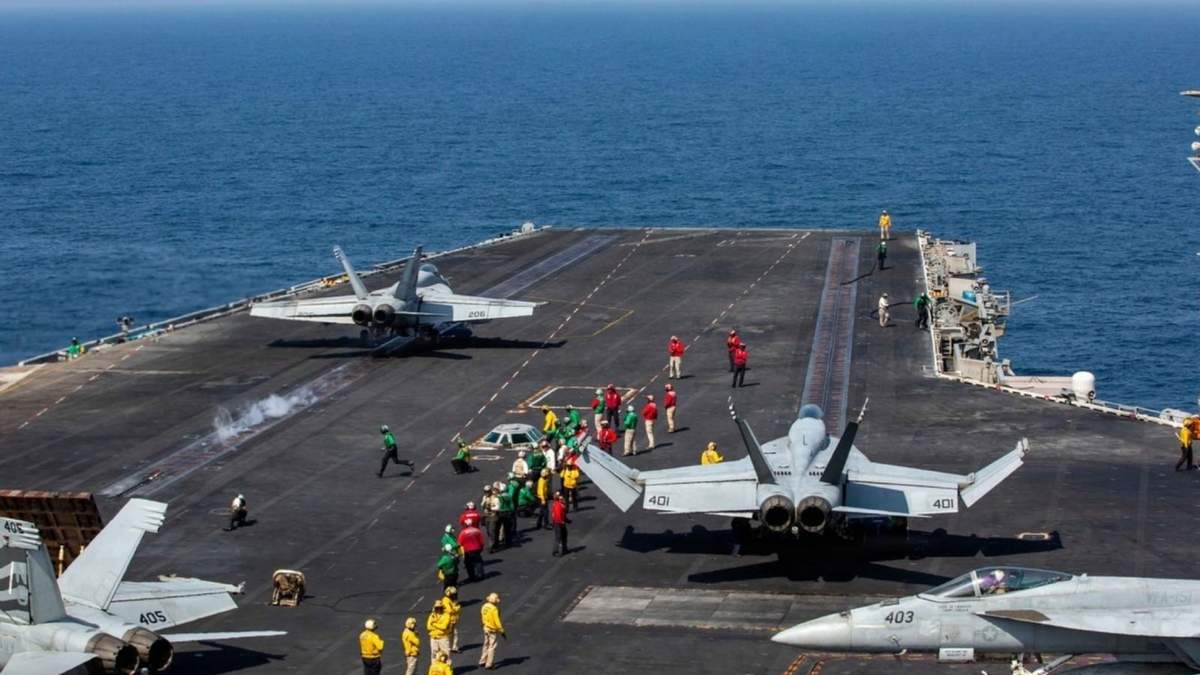 Aviones de combate sobre el portaaeronaves 'USS Abraham Lincoln'