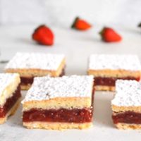 Esponjosos de frutilla y coco: aprovechá la temporada con esta receta fácil que es un 10
