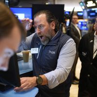 Acciones de EU se hunden al nivel más bajo desde 2020 y el dólar cae por guerra arancelaria