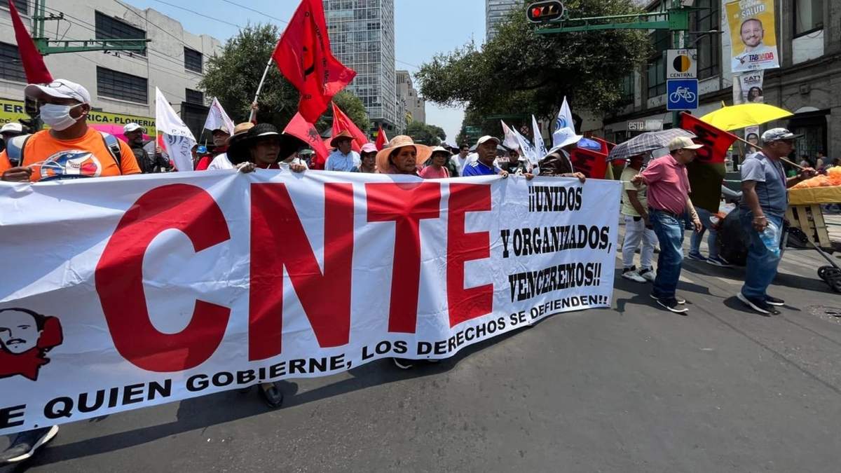 Marcha de la CNTE en calles del Centro Histórico