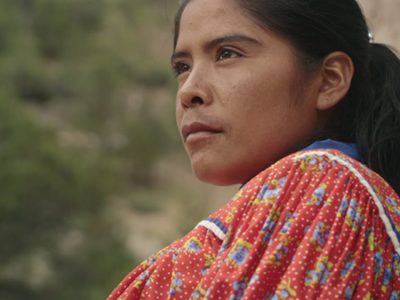 La atleta rarámuri asiste a la presentación del filme 'Lorena, la de los pies ligeros”, en Morelia