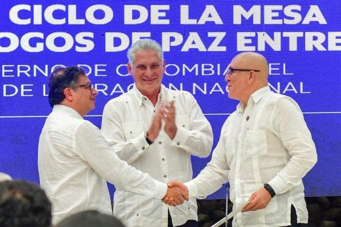 Gustavo Petro, presidente de Colombia, y Antonio García, líder del ELN, se dan la mano después de firmar el cese del fuego
