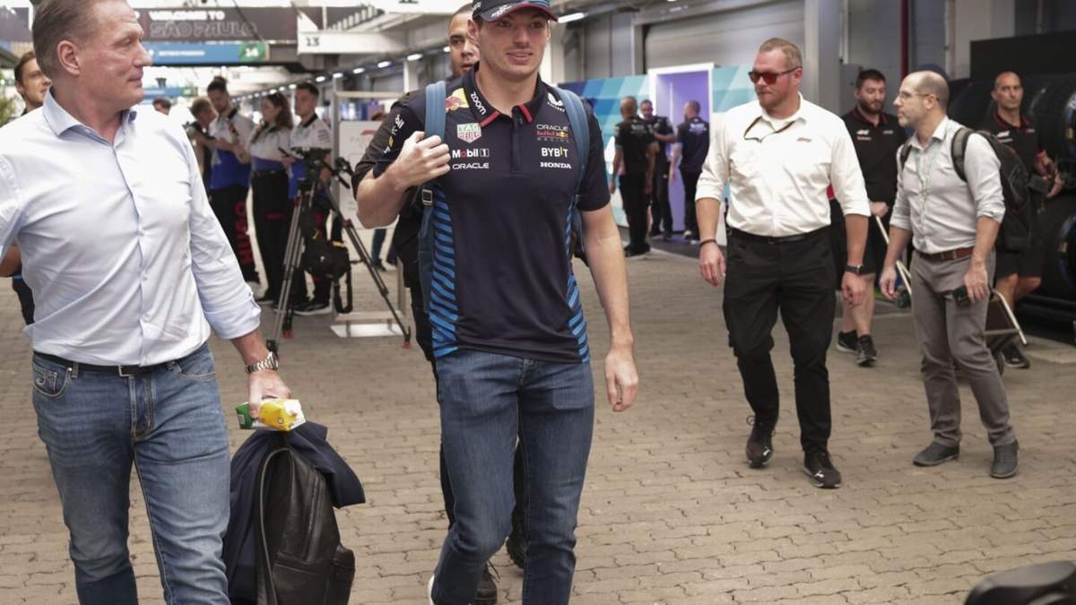 El piloto de la escudería Red Bull Max Verstappen arriba para la primera práctica del Gran Premio de Brasil el viernes primeros de noviembre del 2024